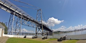 A Fortaleza de Santana do Estreito e a Ponte Hercílio Luz, em Florianópolis