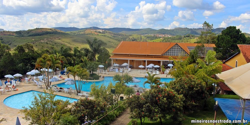Vista parcial das piscinas descobertas do Monreale Hotel Resort, em Poços de Caldas.