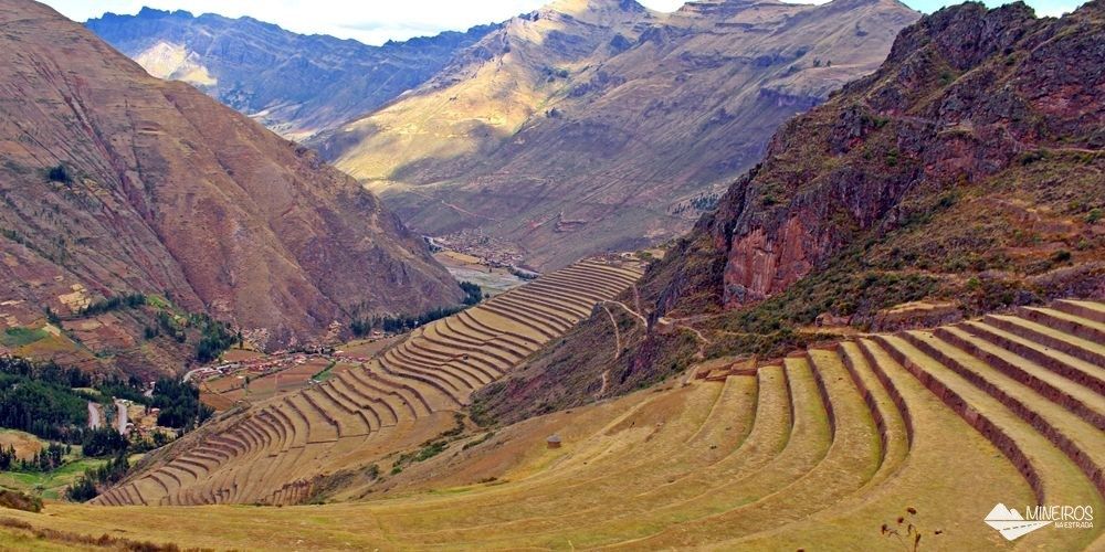 Pisaq, um sítio arqueológico próximo a Cusco, onde vemos templos, fortificações militares, lugares de observação astronômica, cemitério, aquedutos, local de agricultura e armazéns.