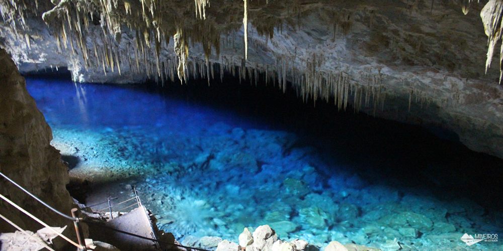 A Gruta do Lago Azul é o atrativo mais visitado de Bonito. Após uma pequena caminhada, é preciso descer 300 degraus para avistar um incrível lago azul, dentro da caverna!