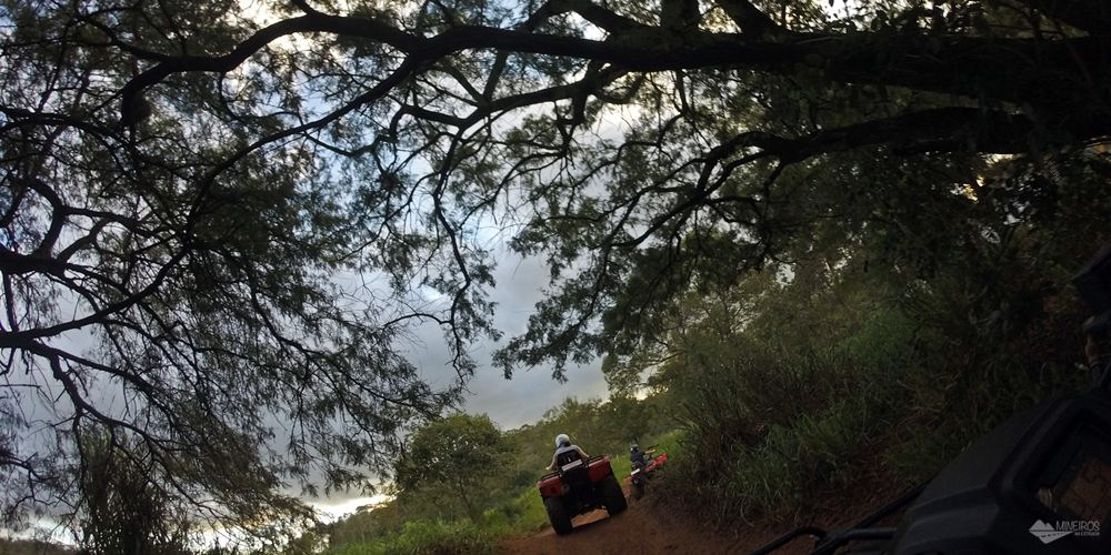 Atividade radical em Bonito (MS): passeio de quadriciclo na Trilha Boiadeira. O percurso tem, aproximadamente, 7 km, com subidas, trilhas estreitas, quebra-molas, buracos, lama e poeira!